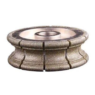 Wofil Diamond fanm k'ap pile